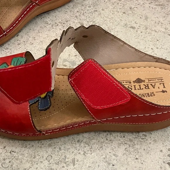 L'Artiste Red Floral Women's Sandals - Picture 4 of 6